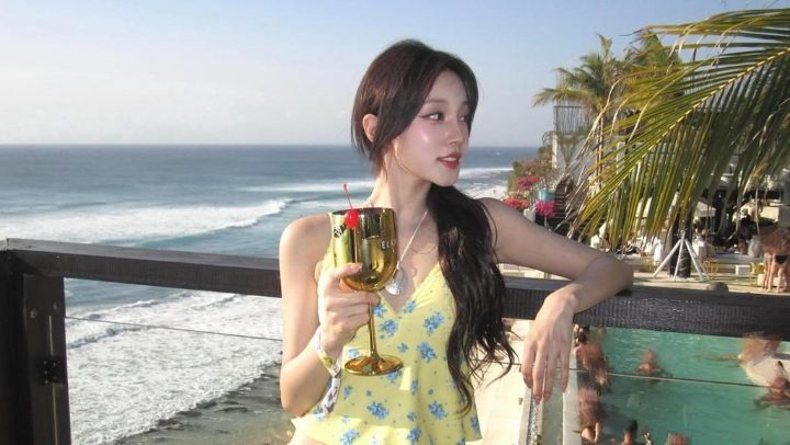 Momen santai Yuqi di Bali membawa pesisir selatan ke sorotan