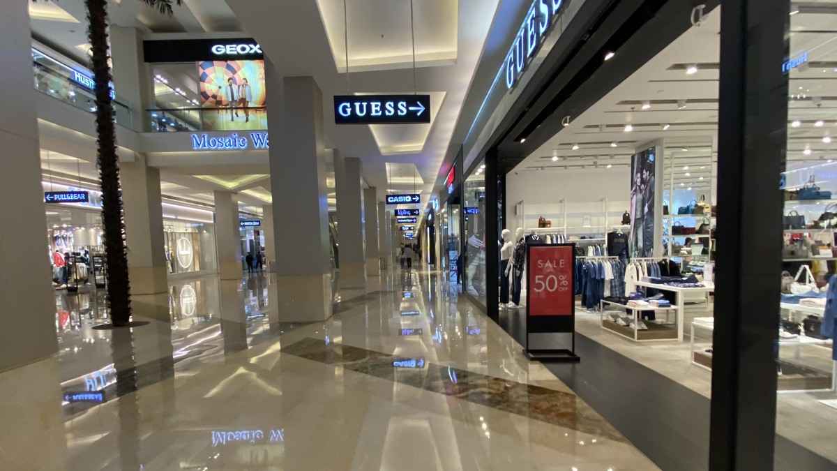 Foto arsip interior Mall Kota Kasablanka, 15 Februari 2023.