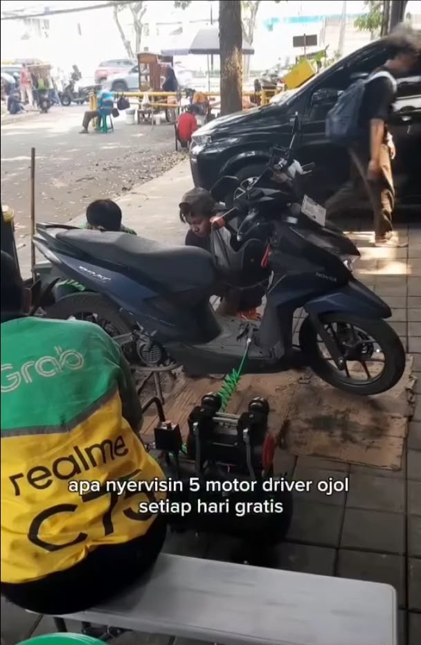 Sepeda motor sedang ditangani di area yang ditunjukkan pengemudi